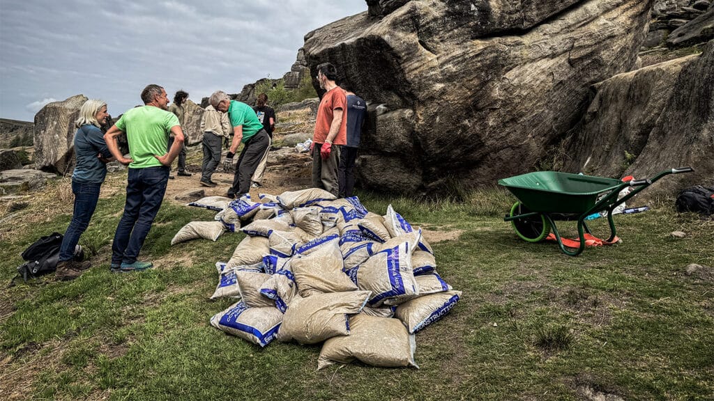 Vrijwilligers sjouwen 8 ton grind de helling op om Stanage Plantation te redden