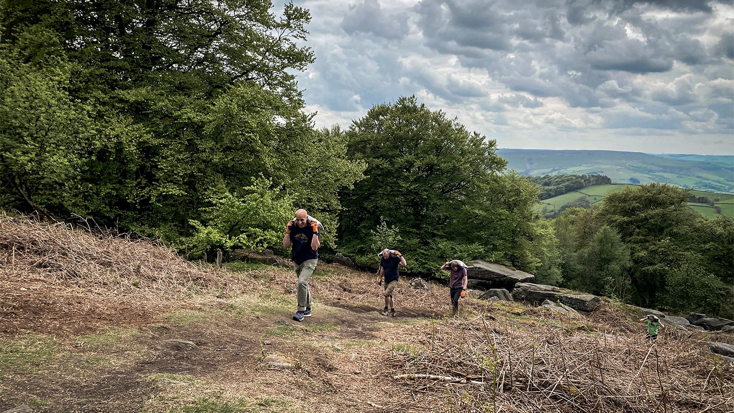 Vrijwilligers sjouwen 8 ton grind de helling op om Stanage Plantation te redden